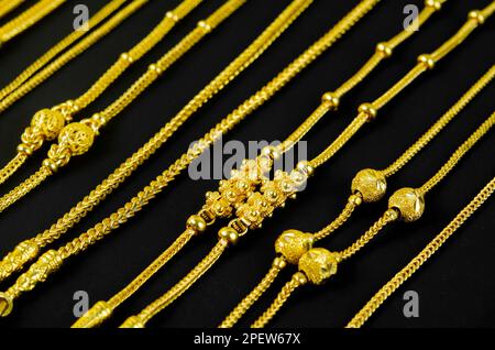 Verschwommenes Gold Schmuckketten auf Schwarz für Hintergrund, Panelgold für Schmuck. Stockfoto