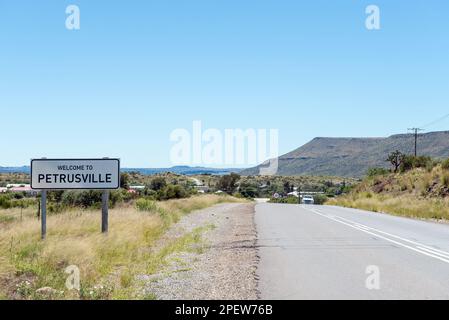 Petrusville, Südafrika - 21. Februar 2023: Namensschild am Eingang zu Petrusville in der Provinz Nordkap Stockfoto