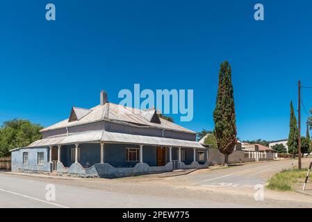 Petrusville, Südafrika - 21. Februar 2023: Eine Straßenszene mit alten Häusern in Petrusville in der Provinz Nordkap Stockfoto