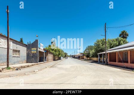 Petrusville, Südafrika - 21. Februar 2023: Eine Straßenszene mit Gebäuden, Menschen und Fahrzeugen in Petrusville in der Provinz Nordkap Stockfoto