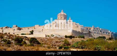 Ein Panoramablick auf die befestigte Altstadt von Mdina in Malta, mit Blick auf die Kuppel der St. Pauls-Kathedrale, an einem Sommertag Stockfoto