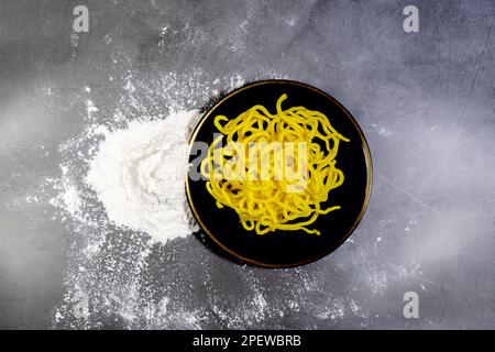 Gelbe Nudeln mit Bio-Eiern und Mehrzweckmehl, frisches, hausgemachtes orientalisches asiatisches Essen, chinesische Eiernudeln Stockfoto