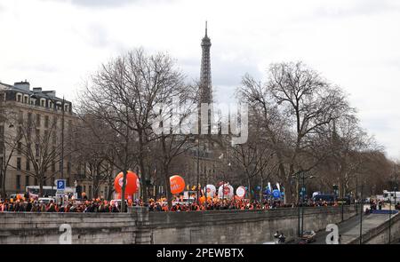 Paris, Frankreich. 15. März 2023. Die Menschen demonstrieren gegen den Rentenreformplan der Regierung am 15. März 2023 in Paris, Frankreich. Als Hunderttausende Franzosen in ganz Frankreich gegen umstrittene Rentenreformen protestierten, erörterte der gemischte Ausschuss des französischen Parlaments am Mittwoch den Gesetzesentwurf. Das französische Innenministerium kündigte am Mittwochabend an, dass 480.000 Menschen im ganzen Land an der von den Gewerkschaften organisierten achten allgemeinen Mobilisierung gegen die Reformen teilgenommen hätten. Kredit: Gao Jing/Xinhua/Alamy Live News Stockfoto