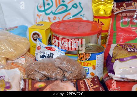 Kairo, Ägypten, März 12 2023: Grundnahrungsmittelversorgung Öl, Ghee, Zucker, Linsen, Favabohnen, Reis, Makkaroni, Salz, Tee und der Ramadan-Monat Yamis Stockfoto