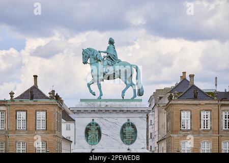 Das Reiterstandbild von König Friedrich V. von Dänemark (Rytterstatuen af Frederik V) im Zentrum von Schloss Amalienborg Square, Kopenhagen Stockfoto