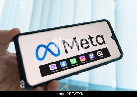 3. November 2021. Barnaul, Russland: Smartphone mit Facebook-, Whatsapp- und Instagram App-Symbol und Meta-Logo. Facebook ändert seinen Namen in Meta. Stockfoto