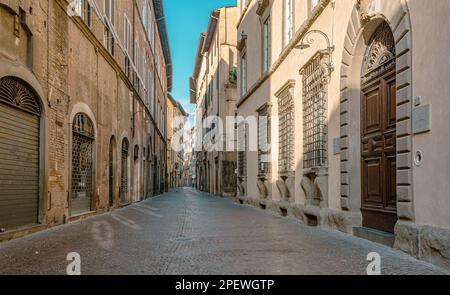 Die Altstadt von Lucca. Straße der mittelalterlichen Stadt - Toskana-Region in Mittelitalien - Europa Stockfoto