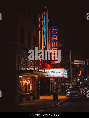 Das Cameo Theater Vintage-Schild bei Nacht, Bristol, Virginia Stockfoto