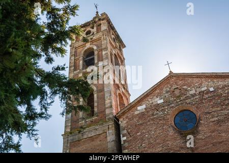 Die antike Kirche San Michele Arcangelo in Antraccoli, Capannori, Lucca, Toskana, Mittelitalien - 12. Jahrhundert. Stockfoto