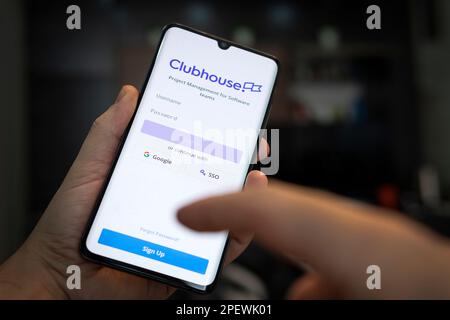 Clubhouse-Anwendungsansicht auf dem Smartphone-Display. 17. Februar 2021, Barnaul Russland Stockfoto