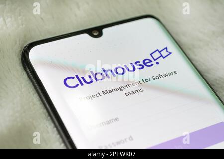 Clubhouse-Anwendungsansicht auf dem Smartphone-Display. 17. Februar 2021, Barnaul Russland Stockfoto