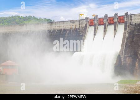 Dam Khun Dan Prakarn Chon ist ein Damm mit Wasserkraftwerk und Bewässerung und Hochwasserschutz im Bezirk Nakhon Nayok, Thail Stockfoto