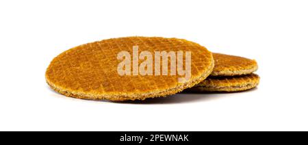Holländische Waffeln, gebrochene Stroopwafel-Kekse, Karamellwaffel, dünner Toffee-Keks, holländische Waffeln auf weißem Hintergrund Stockfoto