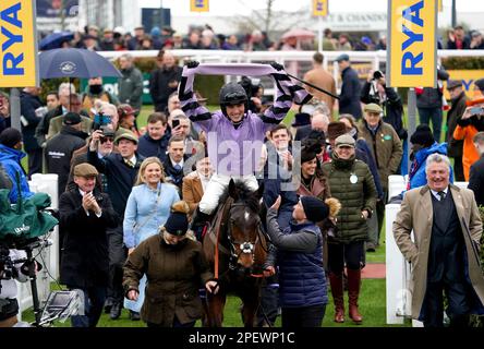 Jockey Harry Cobden feiert auf der Bühne Star, nachdem er am dritten Tag des Cheltenham Festivals auf der Cheltenham Racecourse die Turners Novice' Chase gewonnen hat. Foto: Donnerstag, 16. März 2023. Stockfoto