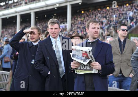 Menschenmassen sehen das Rennen 3, das Ultima Handicap Steeple Chase Racing auf der Cheltenham Racecourse am 1. Tag des Festivals, der Feier der National Hunt Stockfoto