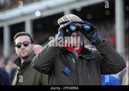 Menschenmassen sehen das Rennen 3, das Ultima Handicap Steeple Chase Racing auf der Cheltenham Racecourse am 1. Tag des Festivals, der Feier der National Hunt Stockfoto