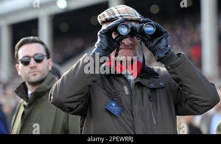 Menschenmassen sehen das Rennen 3, das Ultima Handicap Steeple Chase Racing auf der Cheltenham Racecourse am 1. Tag des Festivals, der Feier der National Hunt Stockfoto