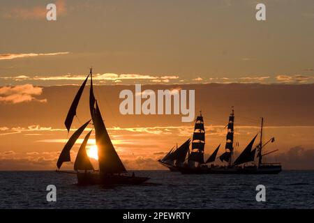 Tall Ships bei Sonnenuntergang, Bergen Rennbeginn 2008 Stockfoto