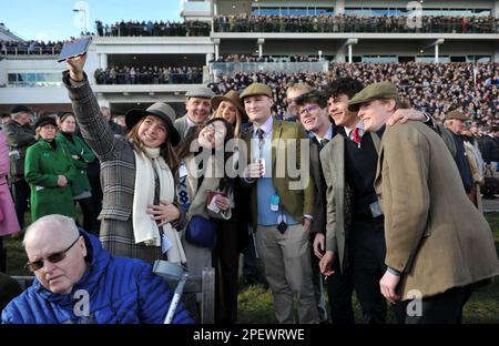 Menschenmassen sehen das Rennen 3, das Ultima Handicap Steeple Chase Racing auf der Cheltenham Racecourse am 1. Tag des Festivals, der Feier der National Hunt Stockfoto