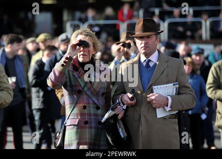 Menschenmassen sehen das Rennen 3, das Ultima Handicap Steeple Chase Racing auf der Cheltenham Racecourse am 1. Tag des Festivals, der Feier der National Hunt Stockfoto