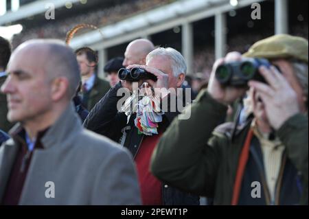 Menschenmassen sehen das Rennen 3, das Ultima Handicap Steeple Chase Racing auf der Cheltenham Racecourse am 1. Tag des Festivals, der Feier der National Hunt Stockfoto