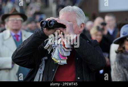 Menschenmassen sehen das Rennen 3, das Ultima Handicap Steeple Chase Racing auf der Cheltenham Racecourse am 1. Tag des Festivals, der Feier der National Hunt Stockfoto