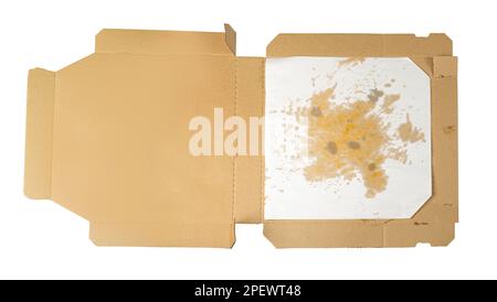 Leere Pizzaschachtel isoliert. Offener Lieferkarton mit Krümeln, gebrauchter fettiger Behälter, verschmutzte Verpackungen zum Mitnehmen, schmutzige Pizzakarton auf weißem Hintergrund Stockfoto