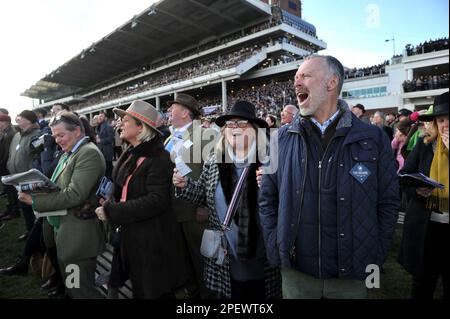 Menschenmassen sehen das Rennen 3, das Ultima Handicap Steeple Chase Racing auf der Cheltenham Racecourse am 1. Tag des Festivals, der Feier der National Hunt Stockfoto