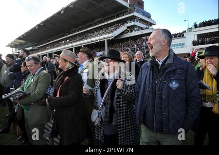 Menschenmassen sehen das Rennen 3, das Ultima Handicap Steeple Chase Racing auf der Cheltenham Racecourse am 1. Tag des Festivals, der Feier der National Hunt Stockfoto