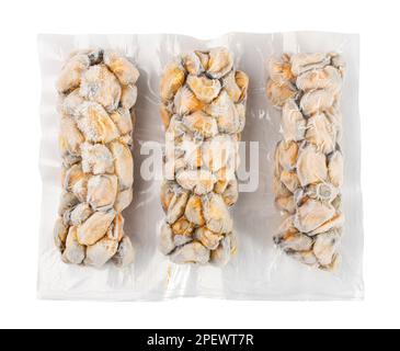 Verpackte Gefrorene Muscheln Isoliert, Muscheln Ohne Schale, Gefrorene Geschälte Muscheln, Kalte Muscheln, Gefrorene Meeresfrüchte, Gekochte Schalentiere auf weißem Hintergrund, Draufsicht Stockfoto