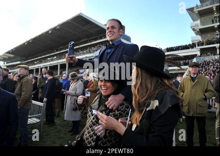 Menschenmassen sehen das Rennen 3, das Ultima Handicap Steeple Chase Racing auf der Cheltenham Racecourse am 1. Tag des Festivals, der Feier der National Hunt Stockfoto