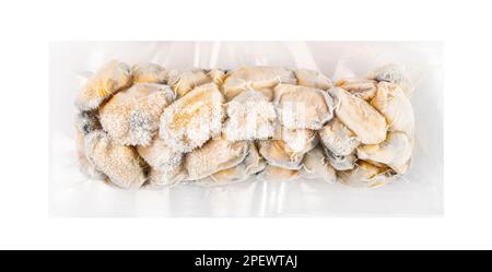 Verpackte Gefrorene Muscheln Isoliert, Muscheln Ohne Schale, Gefrorene Geschälte Muscheln, Kalte Muscheln, Gefrorene Meeresfrüchte, Gekochte Schalentiere auf weißem Hintergrund, Draufsicht Stockfoto