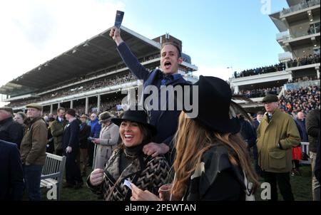 Menschenmassen sehen das Rennen 3, das Ultima Handicap Steeple Chase Racing auf der Cheltenham Racecourse am 1. Tag des Festivals, der Feier der National Hunt Stockfoto