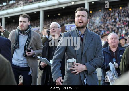 Menschenmassen sehen das Rennen 3, das Ultima Handicap Steeple Chase Racing auf der Cheltenham Racecourse am 1. Tag des Festivals, der Feier der National Hunt Stockfoto