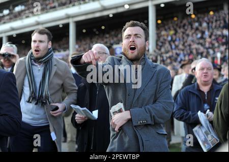 Menschenmassen sehen das Rennen 3, das Ultima Handicap Steeple Chase Racing auf der Cheltenham Racecourse am 1. Tag des Festivals, der Feier der National Hunt Stockfoto