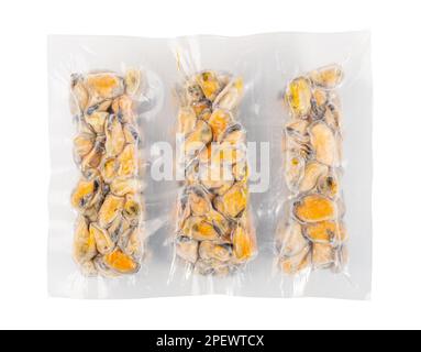 Verpackte Gefrorene Muscheln Isoliert, Muscheln Ohne Schale, Gefrorene Geschälte Muscheln, Kalte Muscheln, Gefrorene Meeresfrüchte, Gekochte Schalentiere auf weißem Hintergrund, Draufsicht, Stockfoto