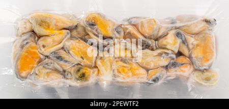 Verpackte Gefrorene Muscheln Isoliert, Muscheln Ohne Schale, Gefrorene Geschälte Muscheln, Kalte Muscheln, Gefrorene Meeresfrüchte, Gekochte Schalentiere auf weißem Hintergrund, Draufsicht Stockfoto