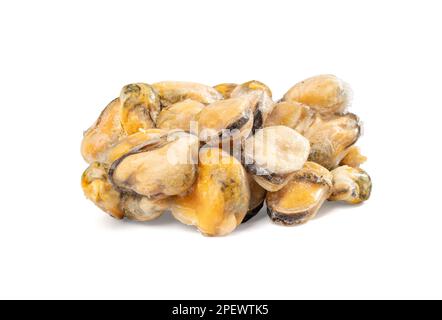 Gefrorener Muschelhaufen Isoliert, Muscheln Ohne Schale, Gefrorene Muscheln, Kalte Muscheln, Gefrorene Meeresfrüchte, Gekochte Schalentiere auf weißem Hintergrund, Clipping Pa Stockfoto