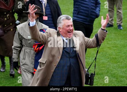 Trainer Paul Nicholls feiert, nachdem Stage Star Ride by Harry Cobden (nicht abgebildet) am dritten Tag des Cheltenham Festivals auf der Cheltenham Racecourse die Turners Novice' Chase gewonnen hat. Foto: Donnerstag, 16. März 2023. Stockfoto