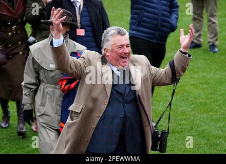 Trainer Paul Nicholls feiert, nachdem Stage Star Ride by Harry Cobden (nicht abgebildet) am dritten Tag des Cheltenham Festivals auf der Cheltenham Racecourse die Turners Novice' Chase gewonnen hat. Foto: Donnerstag, 16. März 2023. Stockfoto