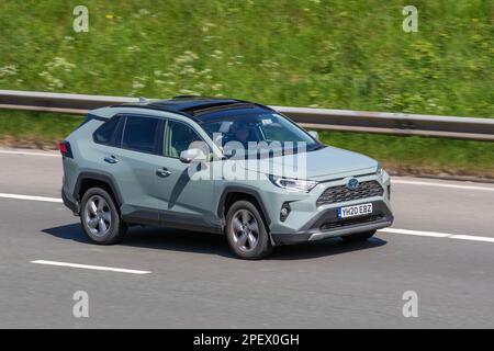 2020 mm (20") Green TOYOTA RAV4 VVT-1 DYNAMIC 2487cc Hybrid Electric 1-Gang CVT, VVT-I 218 2WD HEV Start/Stop; Fahren auf der Autobahn M6, Großbritannien Stockfoto