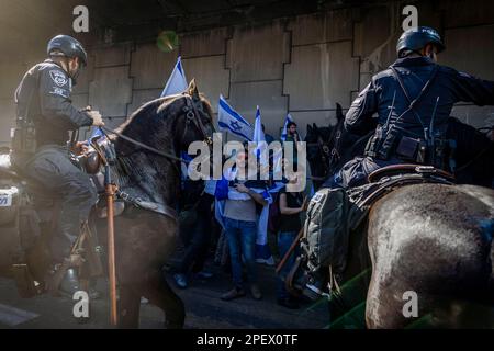 Tel Aviv, Israel. 16. März 2023. Israelische Polizeibeamte auf Pferden stehen während eines gegen die Regierung gerichteten Protests in Tel Aviv vor Demonstranten. Kredit: Ilia Yefimovich/dpa/Alamy Live News Stockfoto