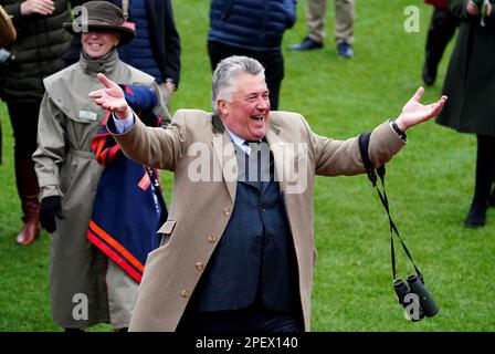 Trainer Paul Nicholls feiert, nachdem Stage Star Ride by Harry Cobden (nicht abgebildet) am dritten Tag des Cheltenham Festivals auf der Cheltenham Racecourse die Turners Novice' Chase gewonnen hat. Foto: Donnerstag, 16. März 2023. Stockfoto