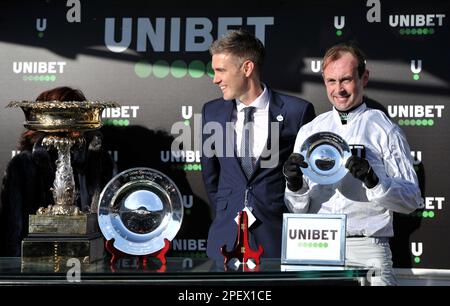 Rennen Sie Um 4 Uhr Die Unibet Champion Hürde. Rennsieger Constitution Hill, geritten von Nico de Boinville. Nico mit seiner Trophäe bei der Präsentation Racing at Stockfoto