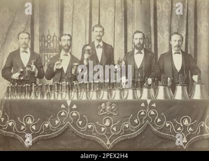 Gruppenportrait der Royal Bellringers aus London mit ihren 131 Glocken - 1881 Stockfoto