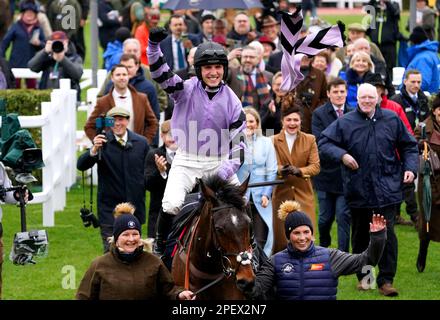 Jockey Harry Cobden feiert auf der Bühne Star, nachdem er am dritten Tag des Cheltenham Festivals auf der Cheltenham Racecourse die Turners Novice' Chase gewonnen hat. Foto: Donnerstag, 16. März 2023. Stockfoto