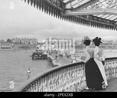 Zwei Frauen am Pier in Clacton on Sea, Essex, England, Großbritannien - 1890-1920 Stockfoto