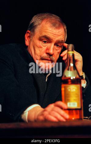 Brian Cox (John Plunkett) in DUBLIN CAROL von Conor McPherson im Old Vic Theatre, London SE1 22/03/2000 ein Royal Court Theatre Produktionsdesign: Rae Smith Beleuchtung: Paule Constable Regisseur: Ian Rickson Stockfoto