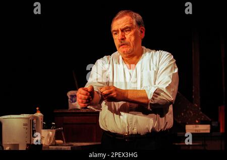 Brian Cox (John Plunkett) in DUBLIN CAROL von Conor McPherson im Old Vic Theatre, London SE1 22/03/2000 ein Royal Court Theatre Produktionsdesign: Rae Smith Beleuchtung: Paule Constable Regisseur: Ian Rickson Stockfoto