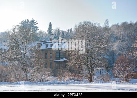 Alte schneebedeckte Villa aus dem späten 19., frühen 20. Jahrhundert in Netzschkau, Vogtland, Sachsen, Deutschland, Europa, In der Nähe des Göltzsch Viadukts. Stockfoto